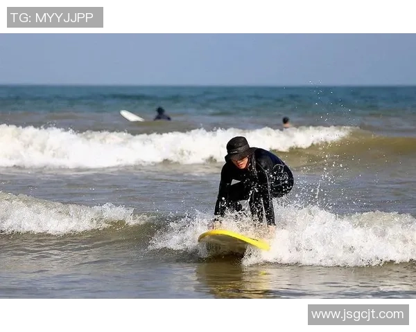 男士泳装时尚潮流解析 引领夏季海滩新风尚 打造完美夏日度假造型